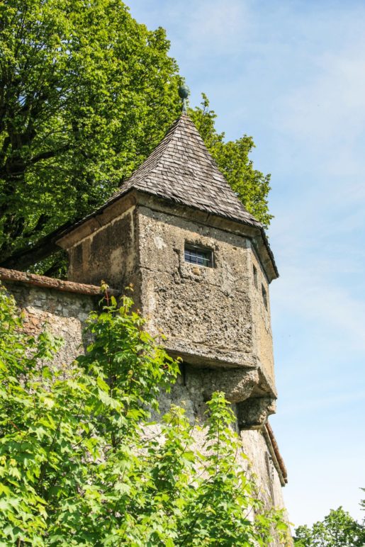 Die insgesamt 14 kleinen Türmchen entlang der Wehrmauer werden Gaffe genannt