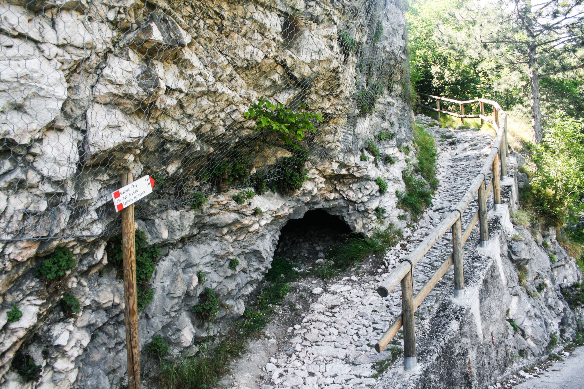 Der Abzweig von der Ponalestraße Richtung Biacesa Der Abzweig von der Ponalestraße Richtung Biacesa