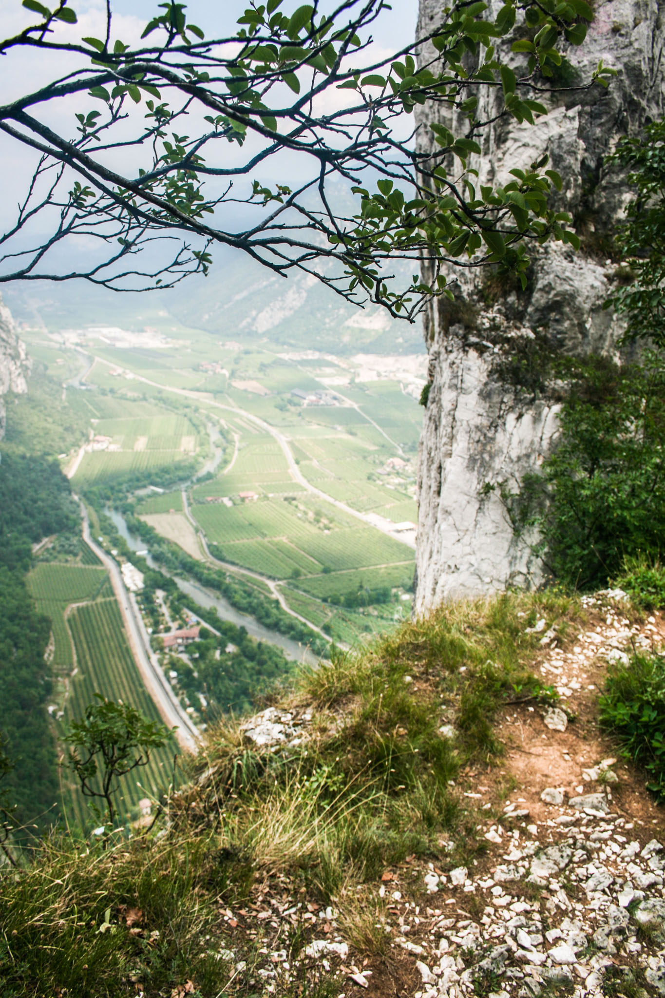 Der Weg führt direkt am Abgrund entlang Der Weg führt direkt am Abgrund entlang
