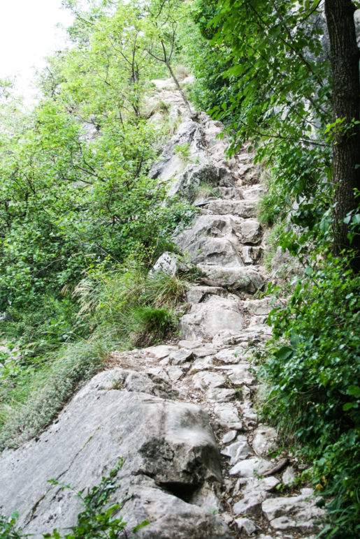 Steinstufen auf dem Weg den Colodri hinauf