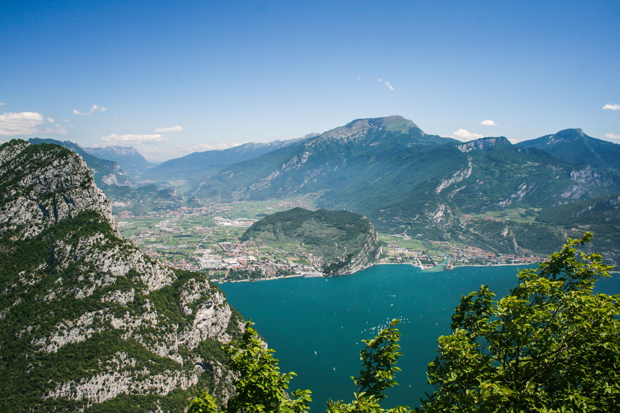 Blick vom Nodice zum Ponale, auf Riva del Garda und den Monte Brione Blick vom Nodice zum Ponale, auf Riva del Garda und den Monte Brione