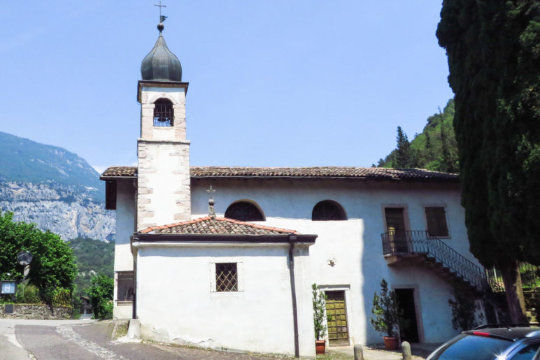 Die Wanderung beginnt und endet an der Kirche von Laghel