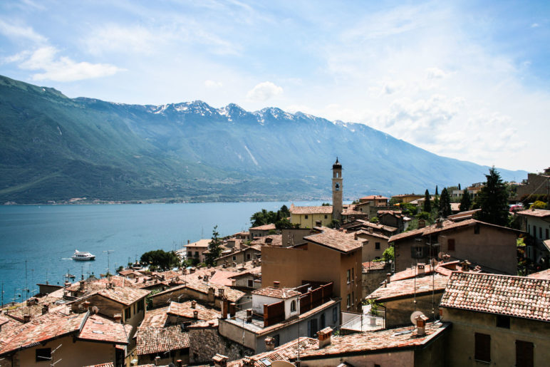 Blick über die Dächer von Limone und den Gardasee bis zum Monte Baldo