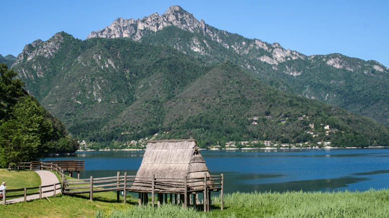 Eines der rekonstruierten Pfahlbauten-Häuser am Ledrosee