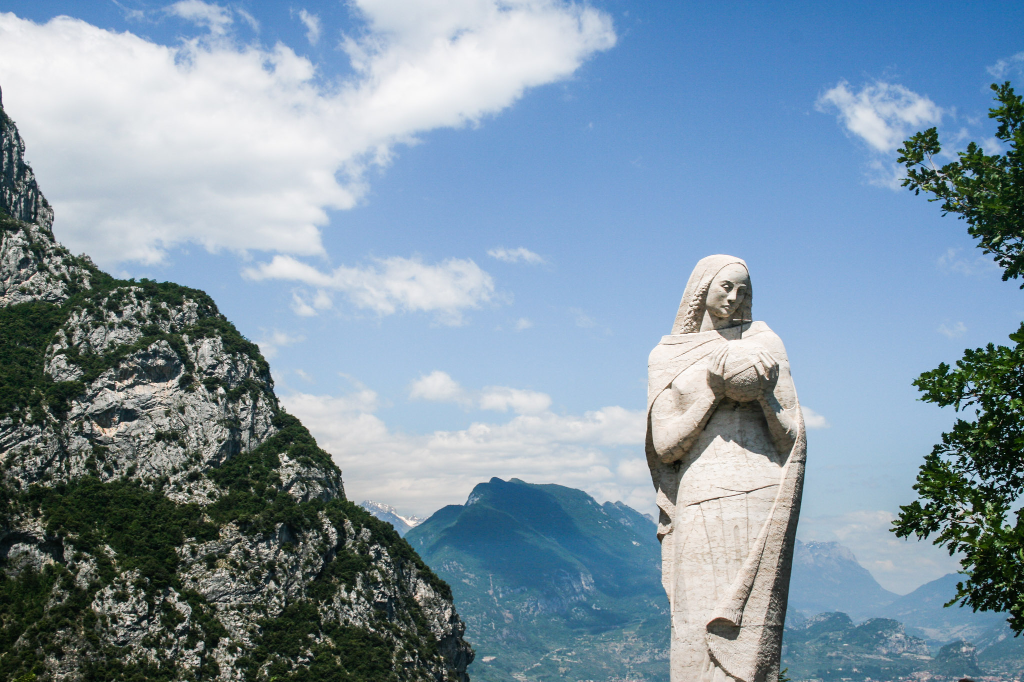 Regina Mundi Statue am Aussichtspunkt über dem Ponaletal Regina Mundi Statue am Aussichtspunkt über dem Ponaletal