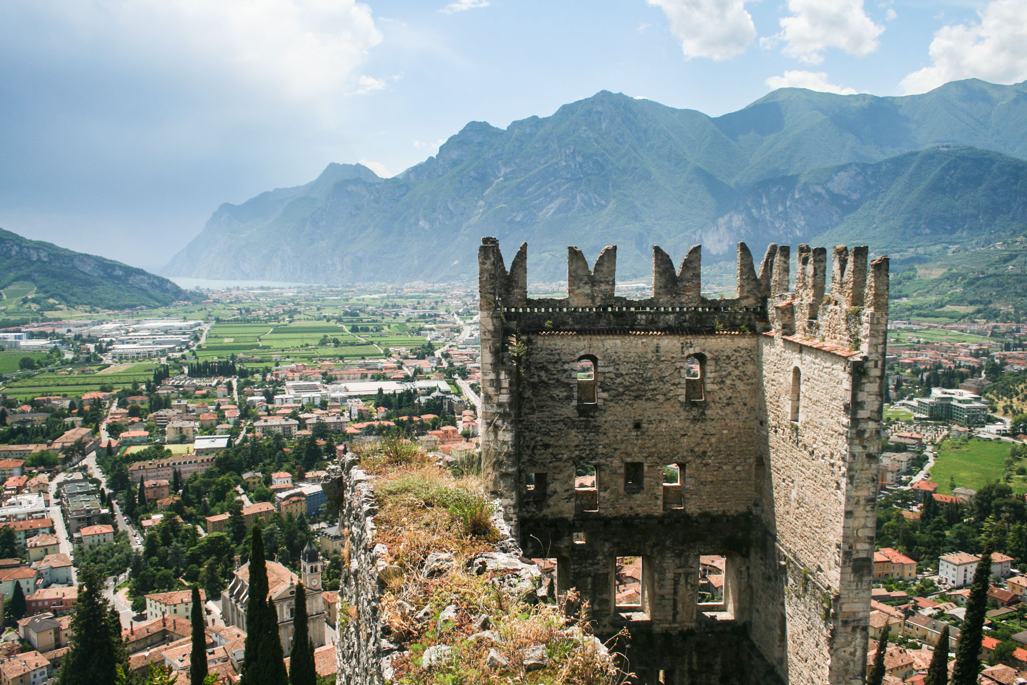Der Burgturm und der nördliche Gardasee mit Riva del Garda Der Burgturm und der nördliche Gardasee mit Riva del Garda