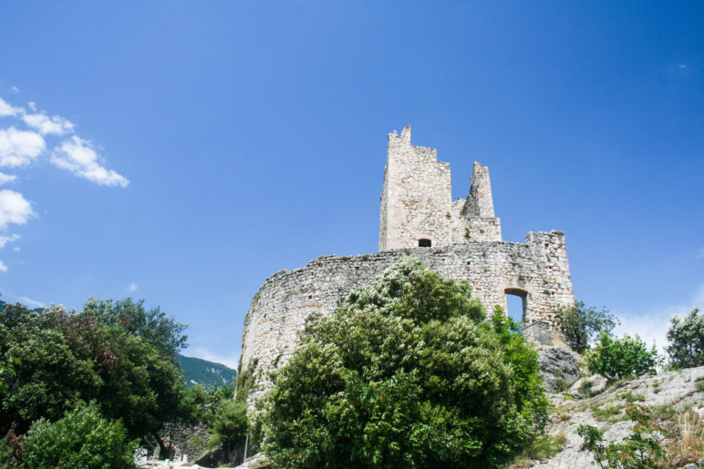 Noch ein Blick auf die Burg Arco und eine der mächtigen Mauern, die noch stehen