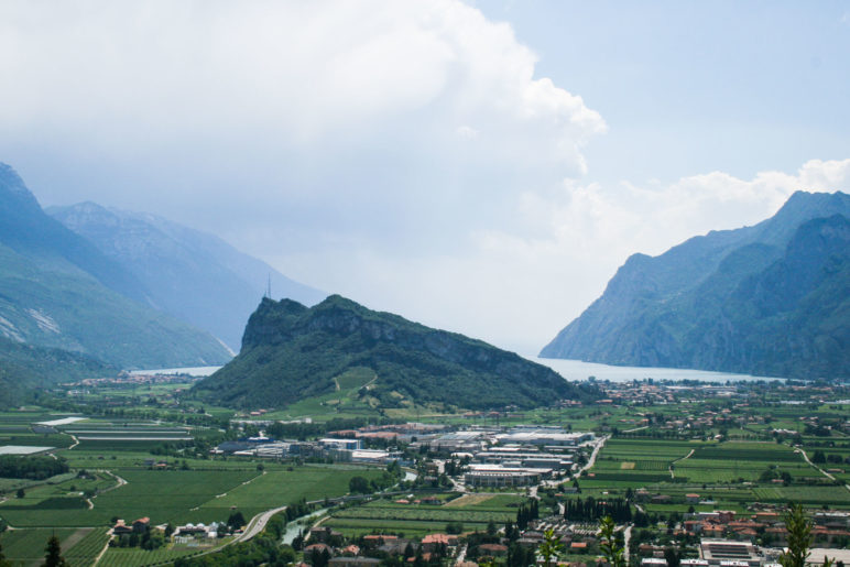 Blick von der Burg Arco zum Monte Brione und auf den Gardasee