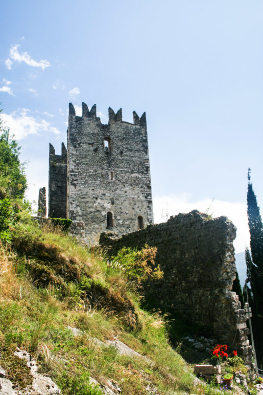 Am Eingangsbereich zur Burg Arco