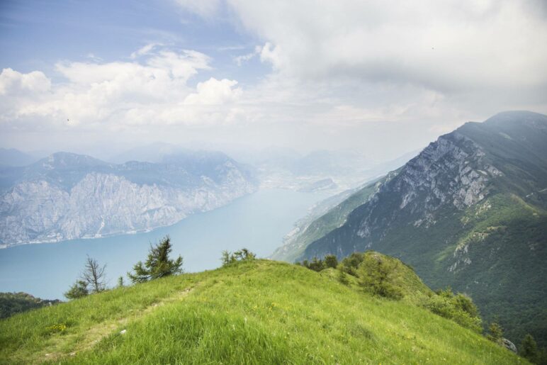 Blick von der Colma di Malcesine zum nördlichen Gardasee und nach Riva