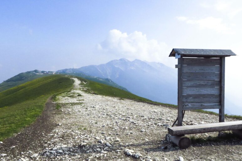 Blick zurück auf den Weg an der Spitze der Colma di Malcesine