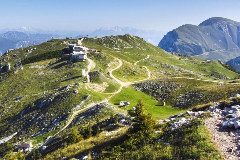 Blick hinunter auf die Colma di Malcesine vom Aufstiegsweg zur Cima delle Pozzette