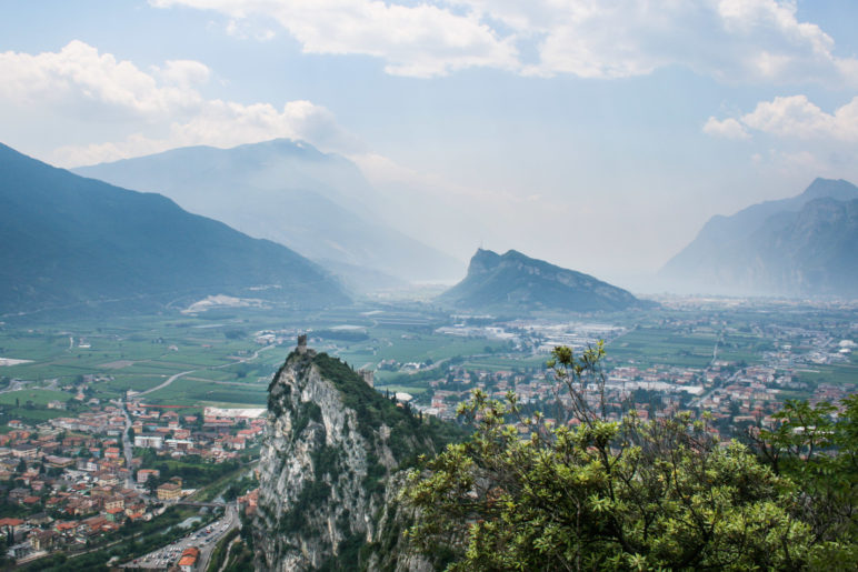 So sieht der Burgfels mit der Burg Arco vom Colodri aus. Im Hintergrund ist der Monte Brione zu sehen