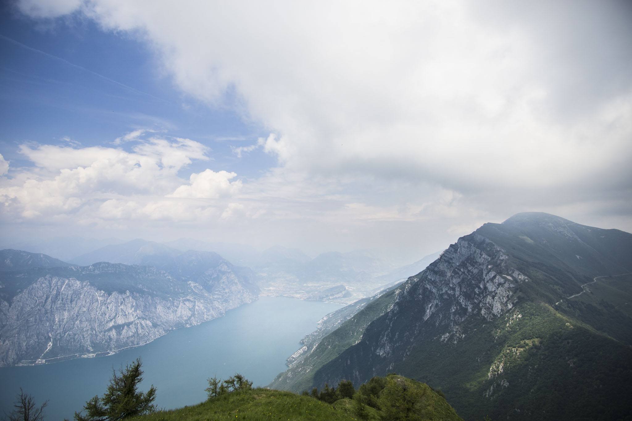 Blick vom Aussichtspunkt zum nördlichen Gardasee-Ufer Blick vom Aussichtspunkt zum nördlichen Gardasee-Ufer