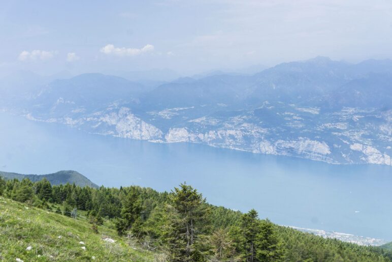 AUf dem gegenüberliegenden Ufer des Gardasees liegen Campione und der Monte Cas