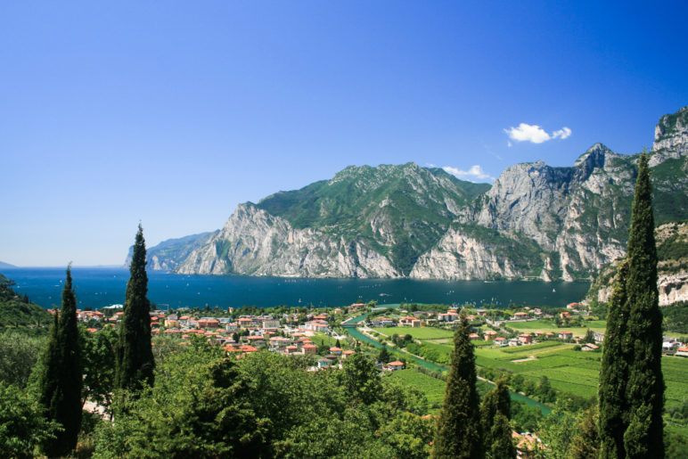 Ausblick auf den Gardasee vom Parkplatz zwischen Nago und Torbole