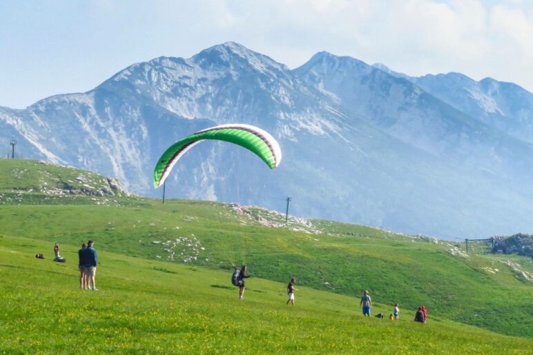 Paraglider beim Start vom Monte Baldo. Im Hintergrund Cima delle Pozzette, Cima Longino und Cima Valdritta