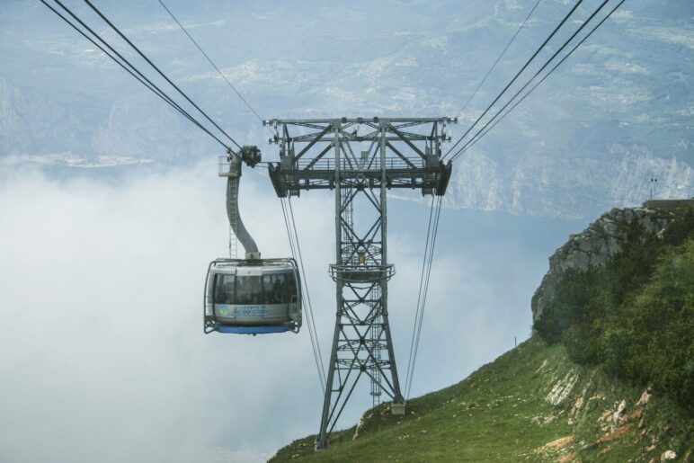 Eine Gondel der Monte Baldo Seilbahn kurz vor der Bergstation