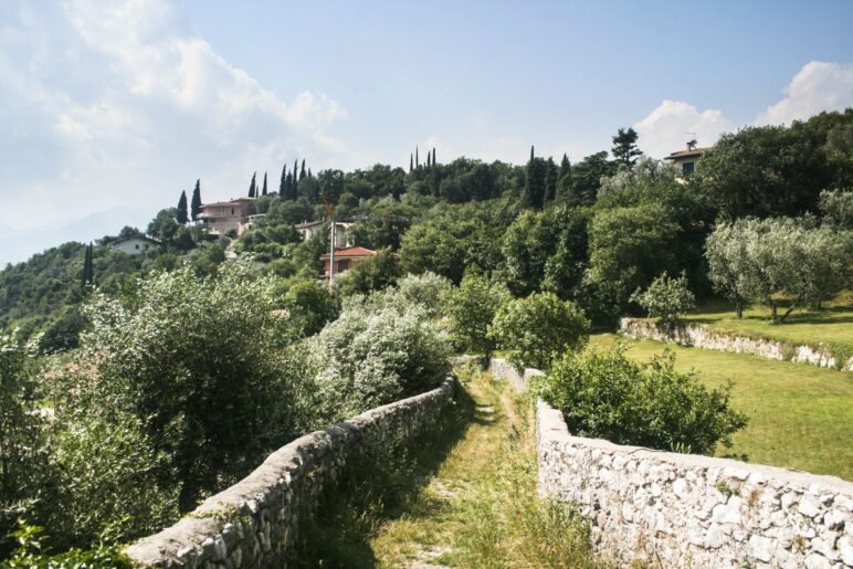 Wanderweg zwischen Steinmauern über Malcesine