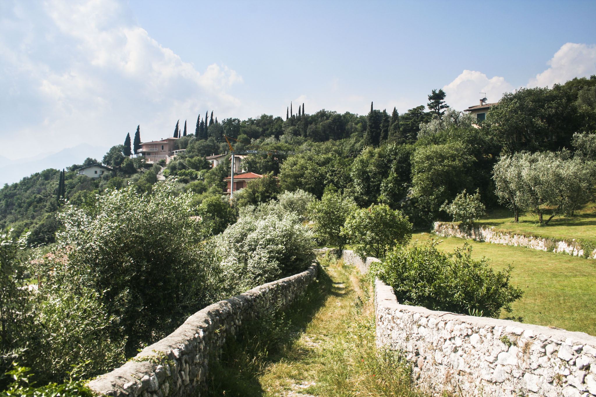 Wanderweg zwischen Steinmauern oberhalb von Malcesine Wanderweg zwischen Steinmauern oberhalb von Malcesine