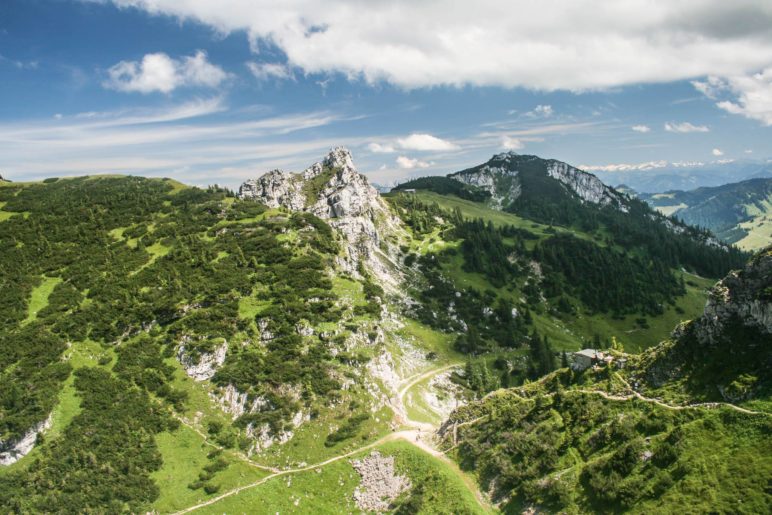 Ein großartiger Ausblick über die Latschen und Wiesen des Wendelstein-Massivs