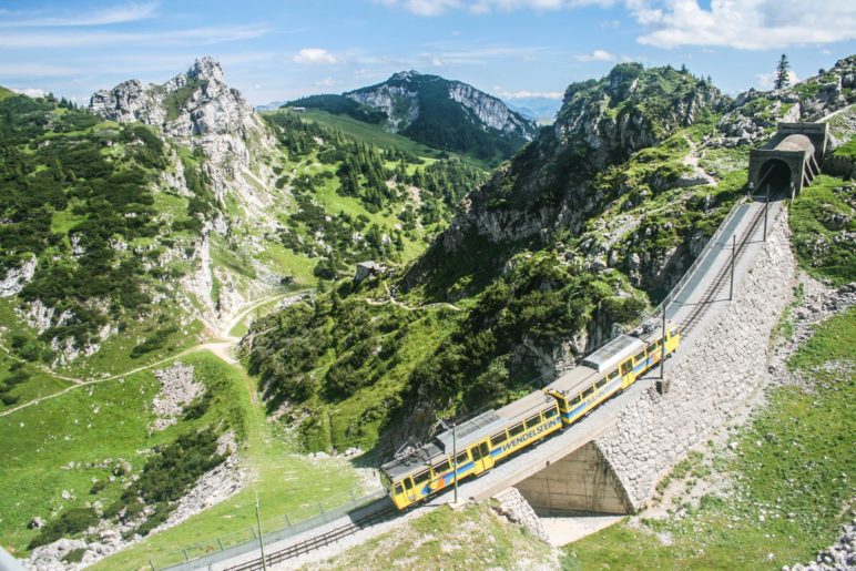 Ein Zug der Wendelstein-Zahnradbahn kurz nach Verlassen des Bergbahnhofs