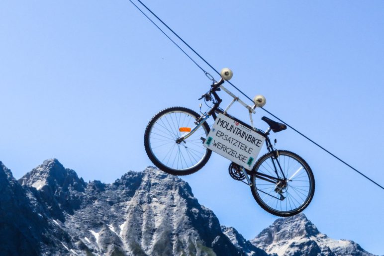 Das berühmte Fahrrad, das neben der Falkenhütte in der Luft hängt