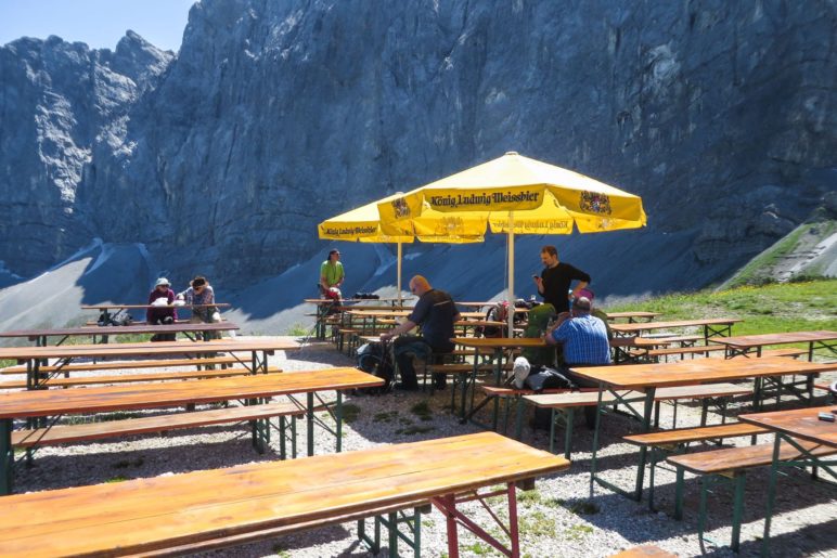 Jause auf der Falkenhütte mit Blick auf die mächtigen Felswände