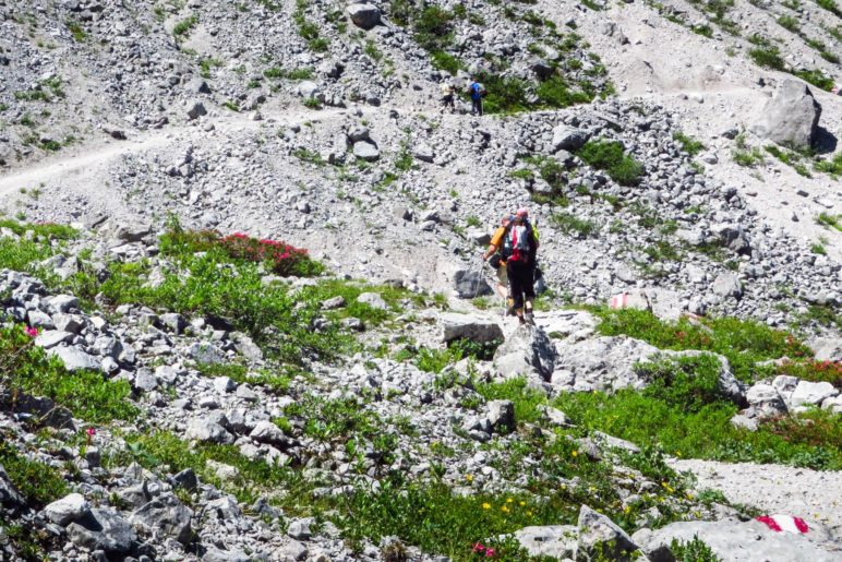 Auf dem Geröllweg unterhalb der Lalidererwände