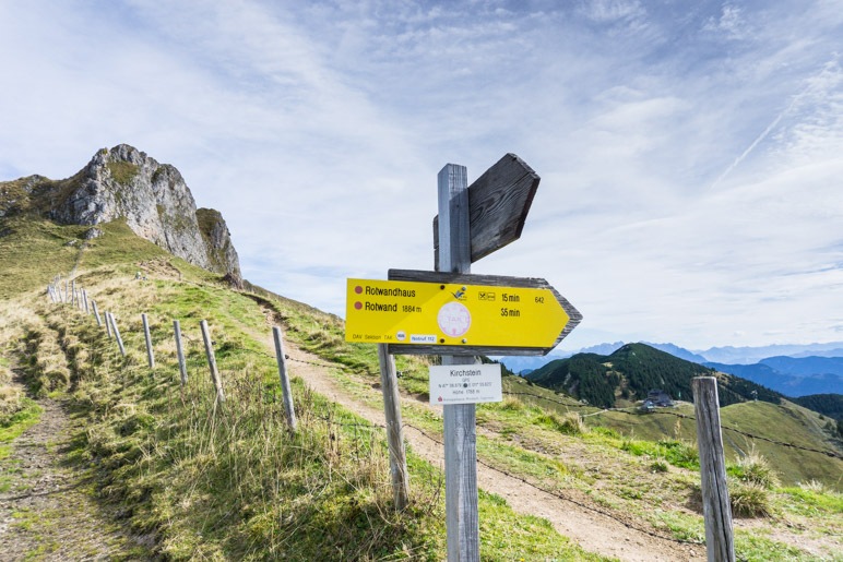 Enstscheidung am Kirchsteinsattel: Erst zum Rotwand-Gipfel wandern oder doch zuerst im Rotwandhaus einkehren?