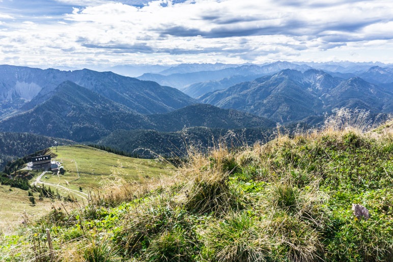 Alpenblick vom Rotwand-Gipfel aus. Links unten ist das Rotwandhaus zu sehen