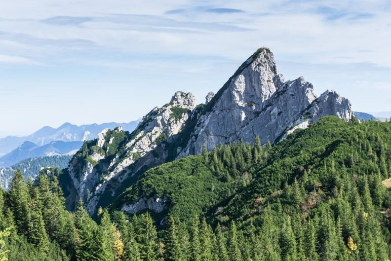 Die markanten Ruchenköpfe sind vom Rotwandhaus gut zu sehen. Sogar die Kletterer lassen sich von hier aus beobachten.