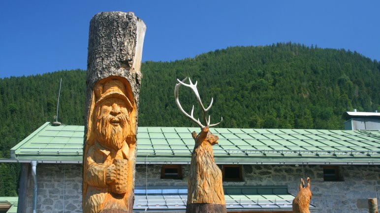 Geschnitzte Figuren an der Albert-Link-Hütte