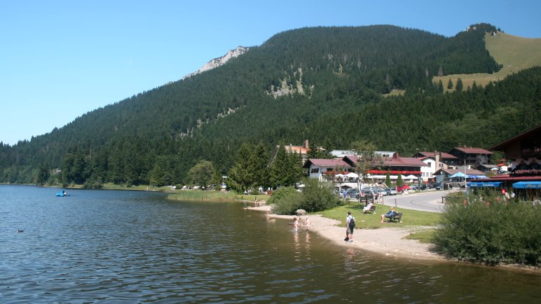 Der Ort Spitzingsee mit Badestrand