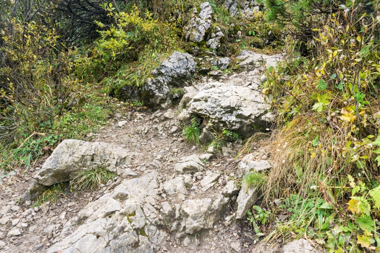 Steiniger Aufstieg zu Beginn der Wanderung