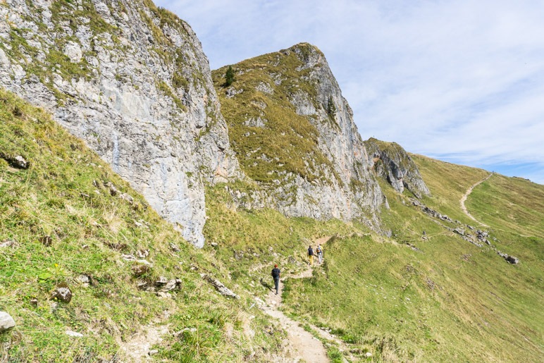 Der Wanderweg verläuft unterhalb des Rotwandkopfs