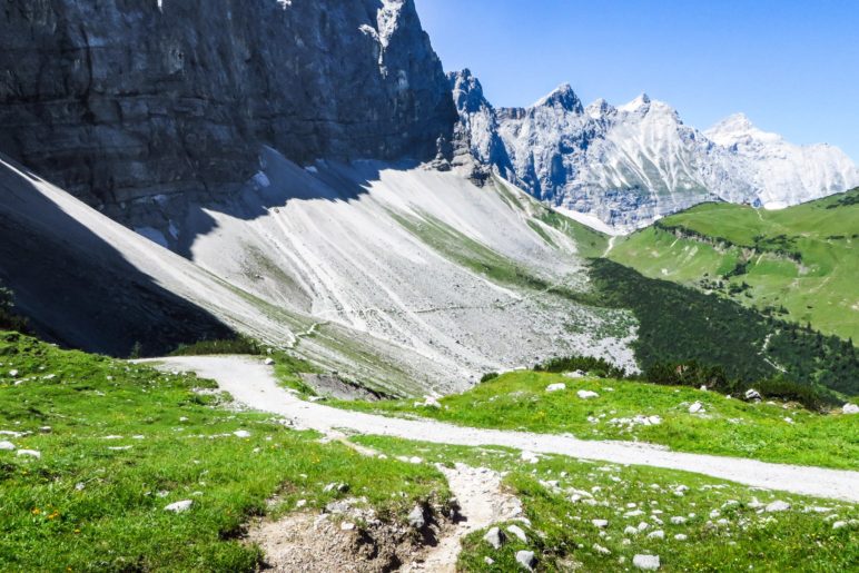 Der Weg unterhalb der Lalidererwände ist gut zu sehen. Im Bild rechts ist sehr klein die Falkenhütte zu sehen