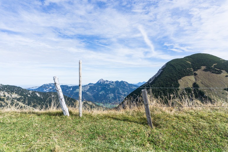 Vom Weg aus bietet sich dieser Blick auf Wendelstein und Hochmiesing