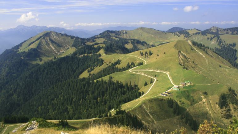 Der Blick nach Norden zur Roßstein-Alm und auf die umliegenden Berge