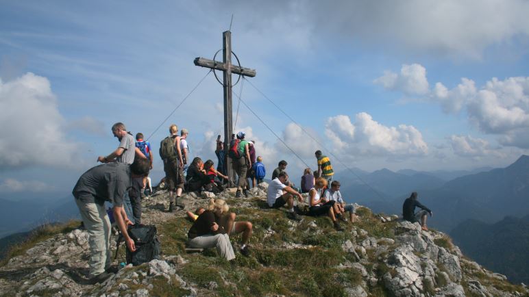 Geschafft: Das Gipfelkreuz auf dem Roßstein