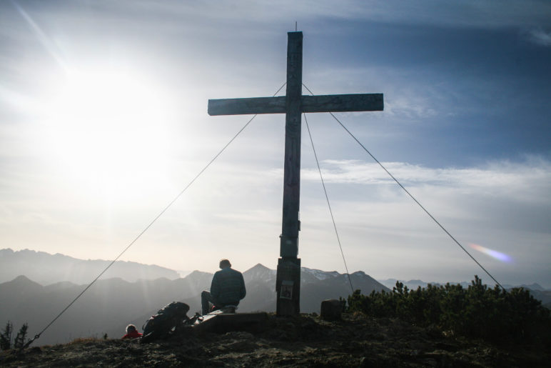 Am Gipfelkreuz der Hochplatte