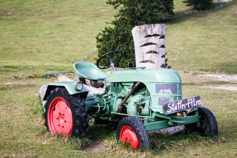 Spiel-Traktor für Kinder auf der Staffn-Alm