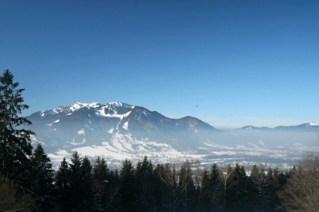 Blick aufs Brauneck auf der anderen Seite der Isar