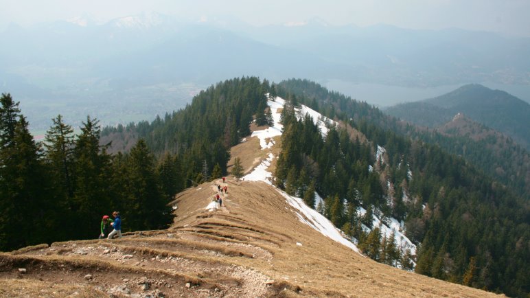 Der Blick vom Gipfel der Baumgartenschneid auf den Aufstiegsweg und den Tegernsee