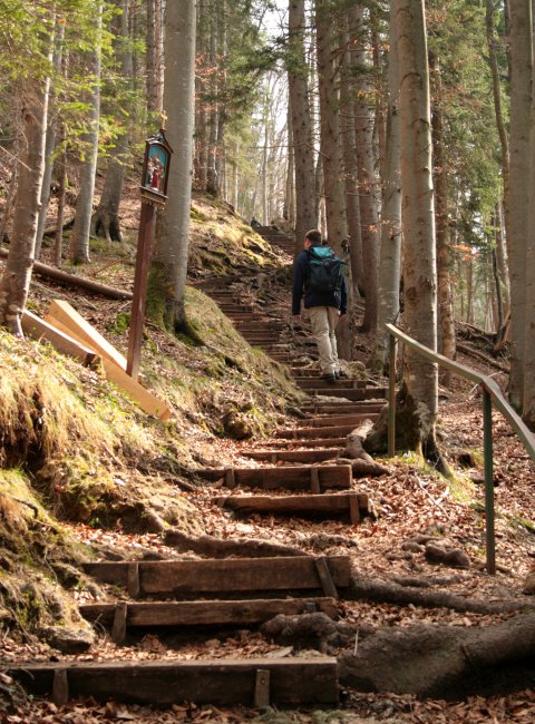 Über lange Treppen führt der Kreuzweg zur Riederstein-Kapelle