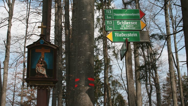 Links geht es hinauf zur Riederstein-Kapelle, rechts zur Baumgartenschneid