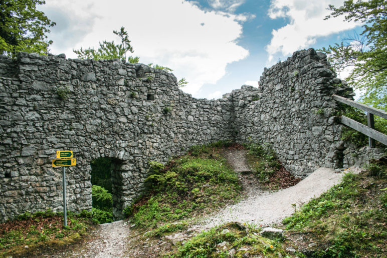 An der Ruine der Burg Werdenfels