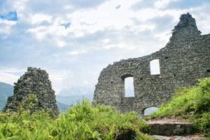 An der Ruine der Burg Werdenfels mit Blick in Richtung Garmisch-Partenkirchen und Wetterstein-Gebirge