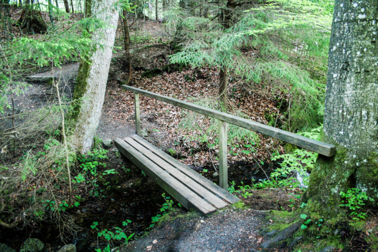 Eine kleine Brücke kurz vor der Burgruine Werdenfels