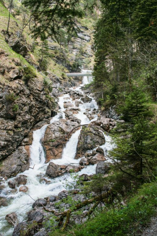 Im Bachbett liegt noch der Rest der alten Brücke